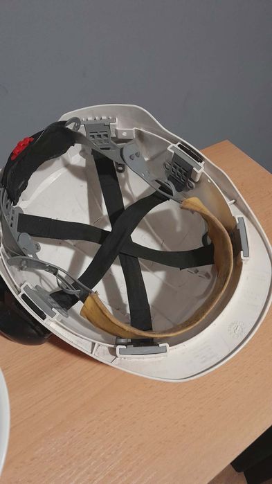 Kask budowlany ze słuchawkami