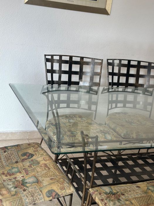 Mesa de vidro + 6 cadeiras bordadas
