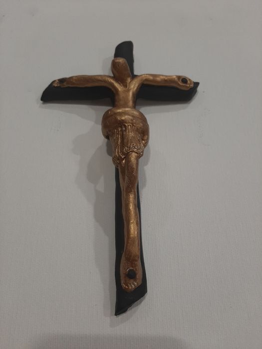 Cristo na cruz em barro