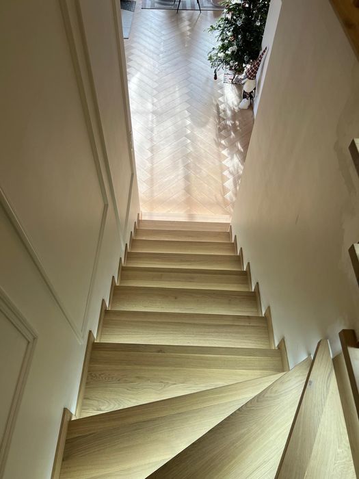 Schody drewniane dębowe lite zabiegowe, proste, podesty, parapety