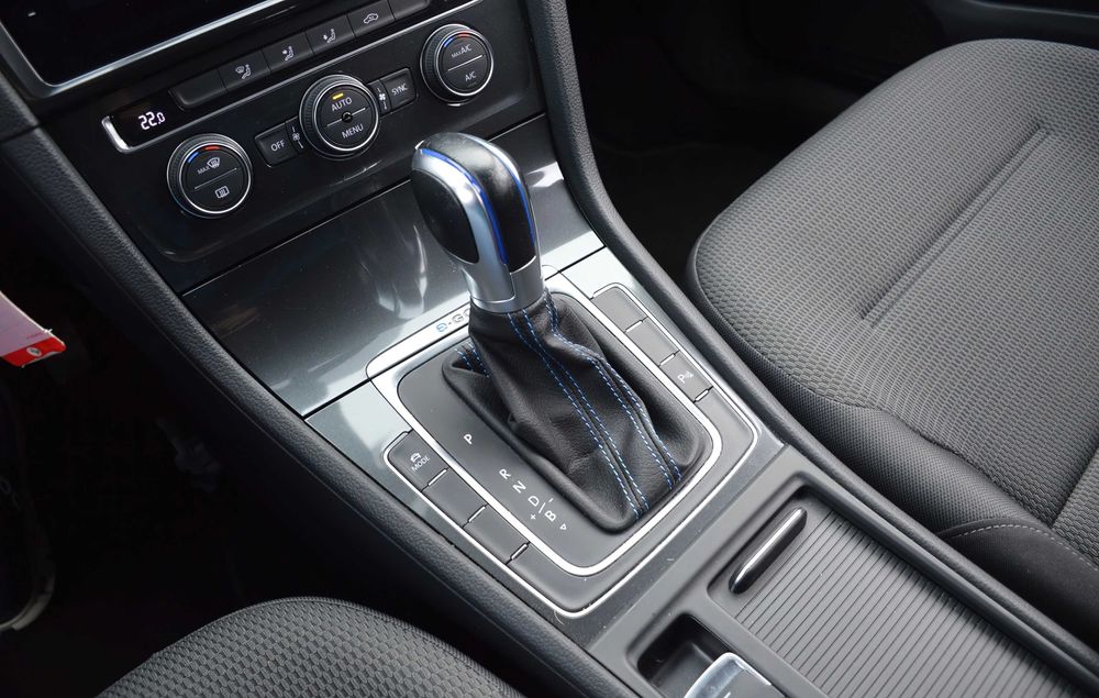 Volkswagen e-Golf      2018