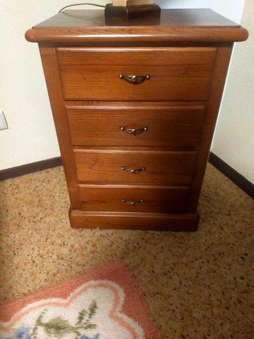 Cama de casal | cómoda|  mesas de cabeceira