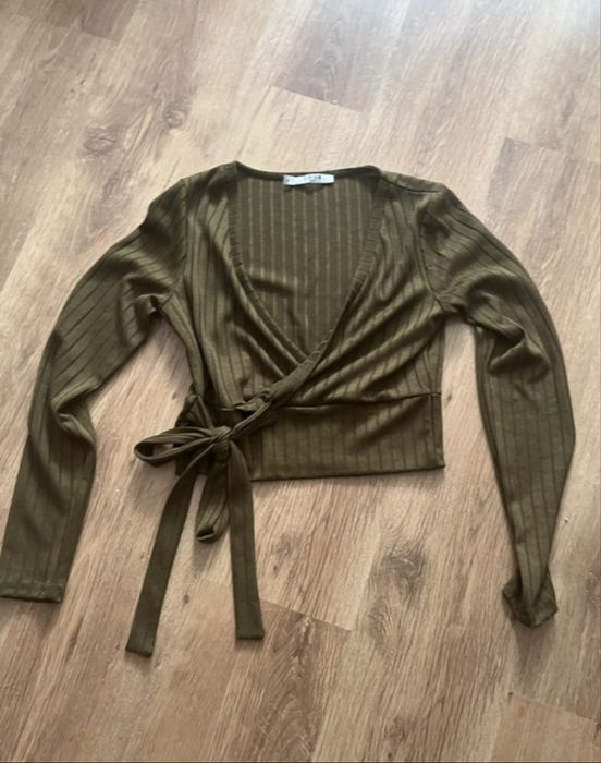 NA-KD bluzka khaki zielona kopertowa wiązana prążek prążkowana basic