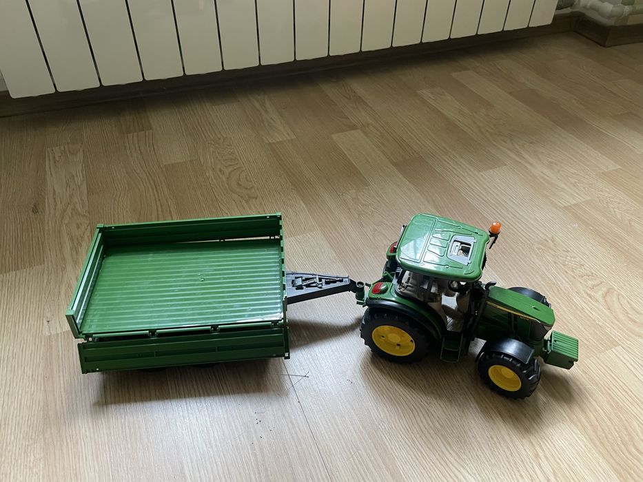 Трактор John Deere з причепом Bruder