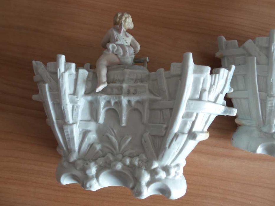 2 Peças de porcelana Biscuit