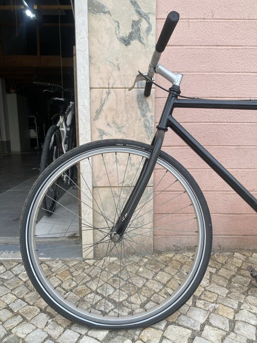 Bicicleta antiga toda restaurada