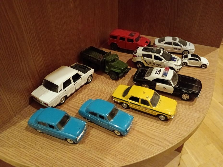 Продам колекційні машинки