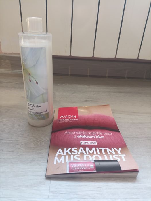 Kremowy żel pod prysznic white Lily avon