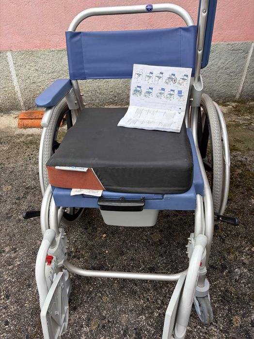 Cadeira de banho e toalete de alumínio autopropulsionada com rodas grandes