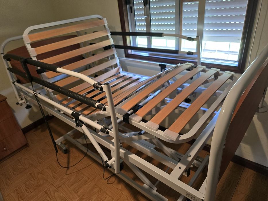 Cama articulada mais mesa de apoio