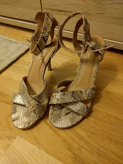 Złote sandały skóra