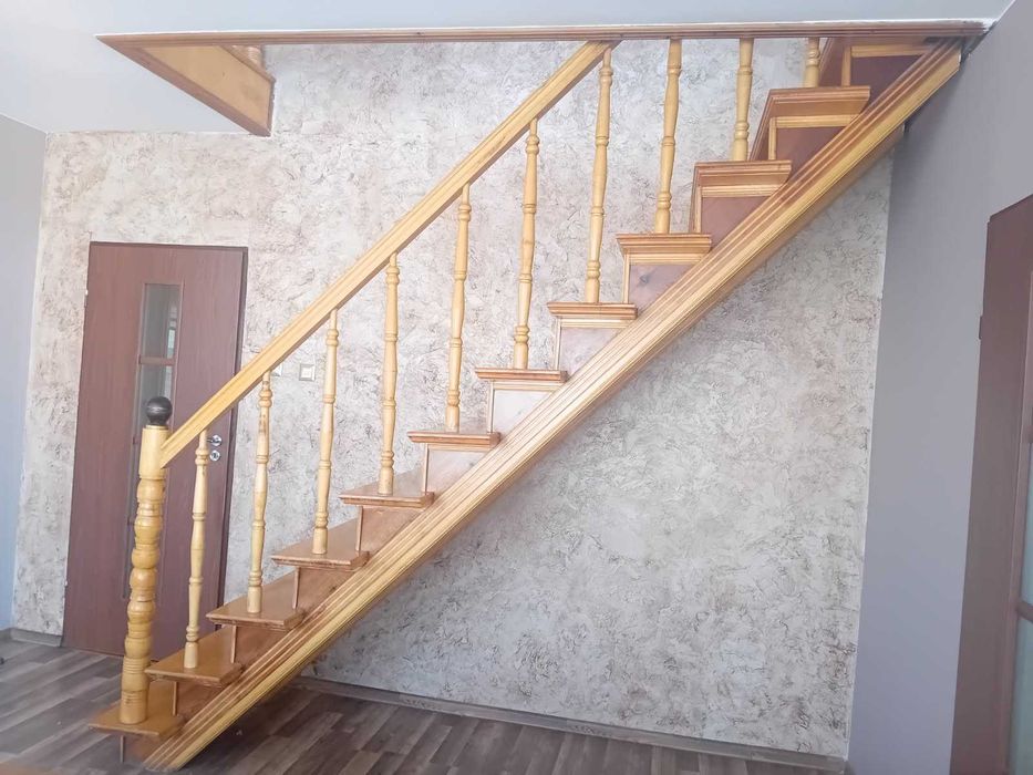 Zdemontowane schody drewniane z poręczą i balustradą