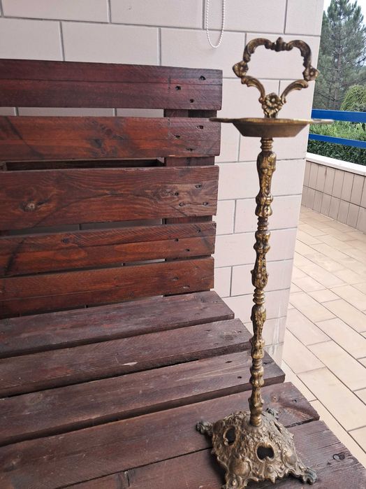 Cinzeiro de pé antigo em cobre