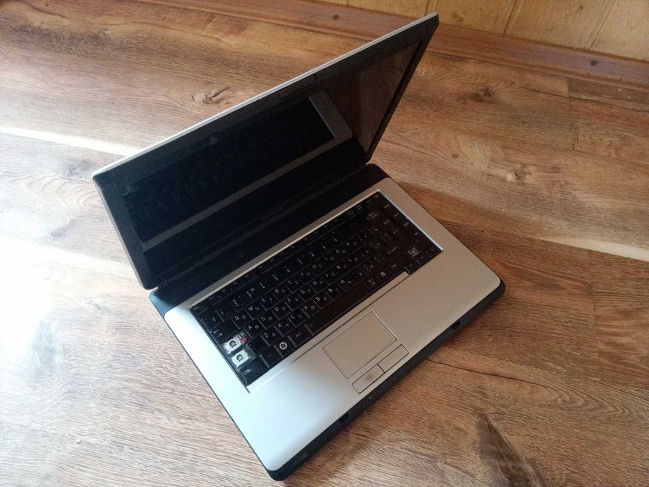 ноутбук Toshiba Satellite с веб камерой без блока питания (зарядки)
