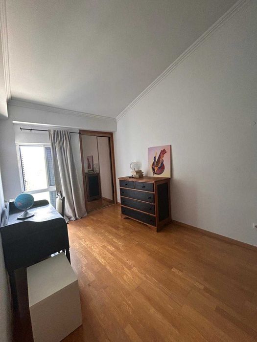 Arrenda-se: Apartamento T4+1 Duplex (Parcialmente Mobilado e Equipado) Excelente Exposição Solar | Portais da Arrábida – Quinta do Anjo – Palmela