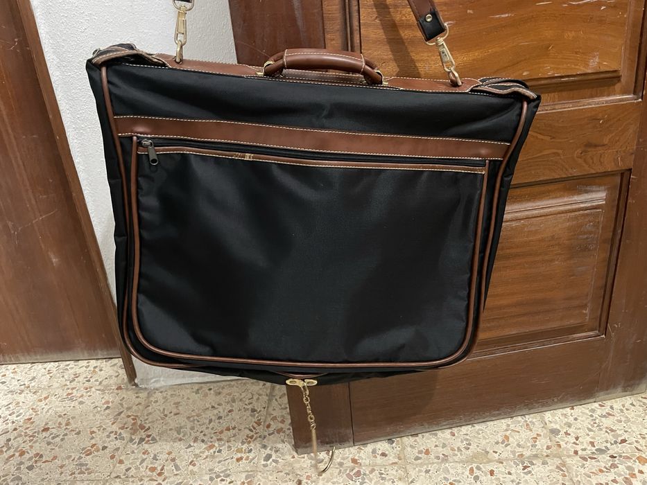 Porta-fatos com cabide e alça