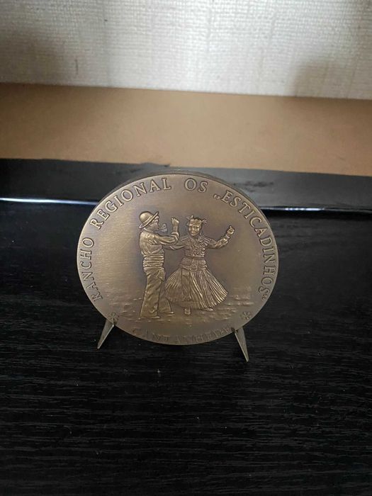 medalha redonda de dancarinos