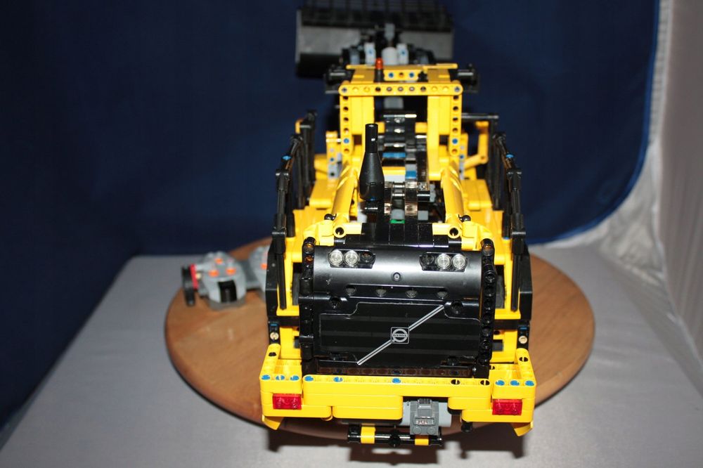 Lego Technic 42030 Koparka Volvo L350F