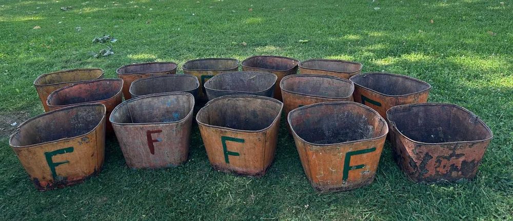 Latoaria tradicional cestos em latão para apanha da fruta, floreiras