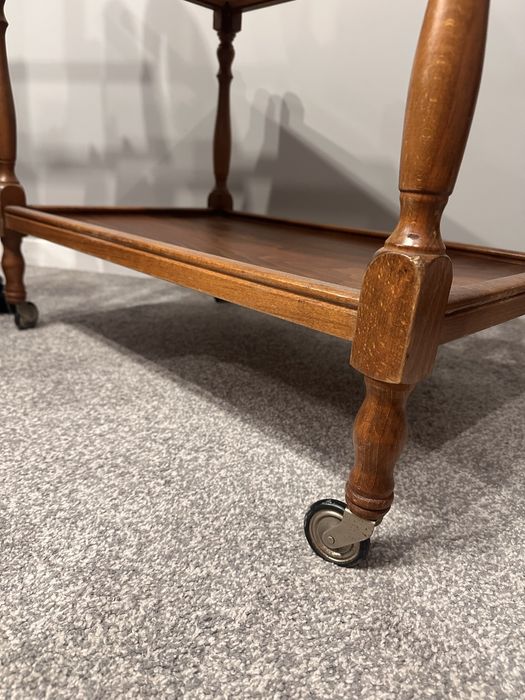 Stolik na kółkach ozdobny