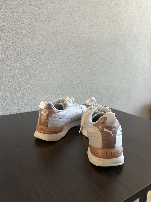 Білі кросівки Puma