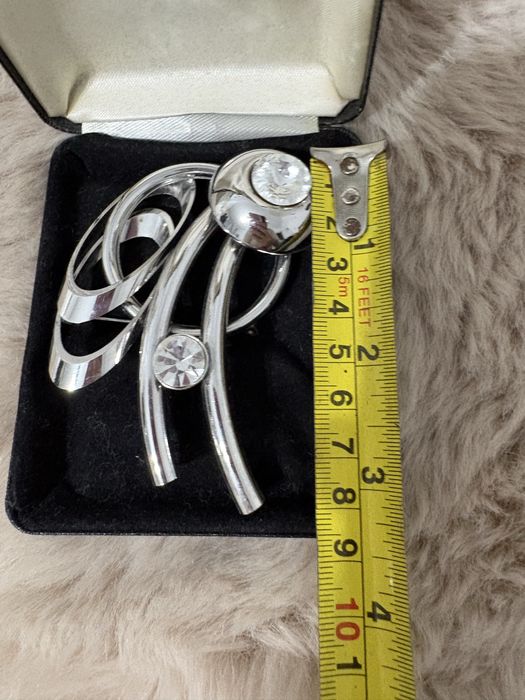 Duża broszka srebrzysty kolor