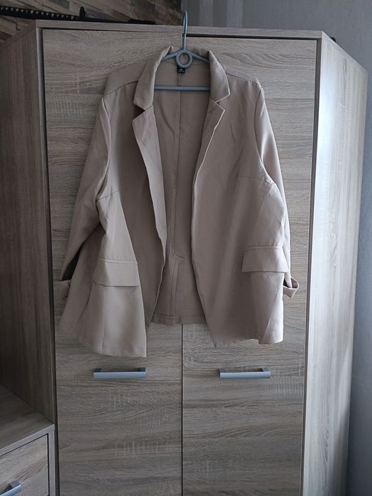 Beżowy żakiet narzutka bez guzików plus size