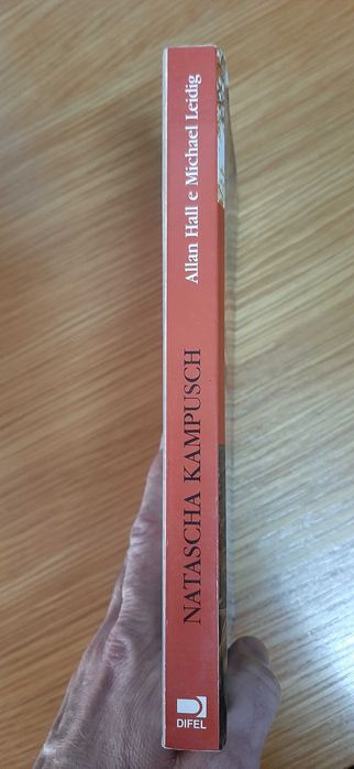 Livro "Natascha Kampusch - A Rapariga na Cave" (Allan Hall, M. Leidig)