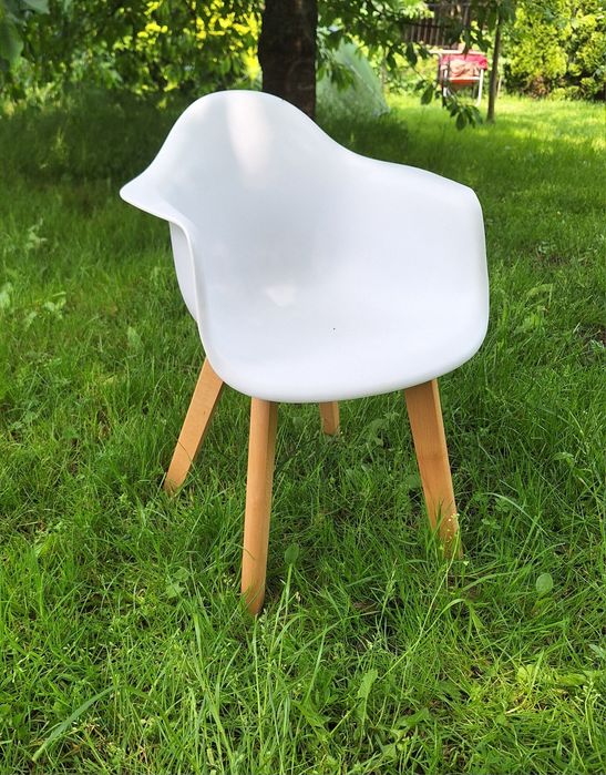 Białe krzesełko dla dziecka w stylu skandynawskim