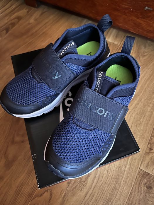 Продам кросівки.Saucony.Розмір 33 Темно синього кольору.