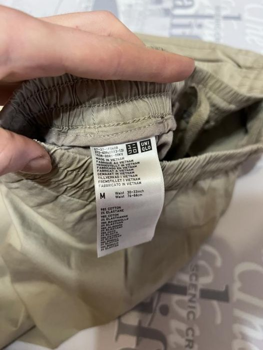 Бежеві чіноси Uniqlo