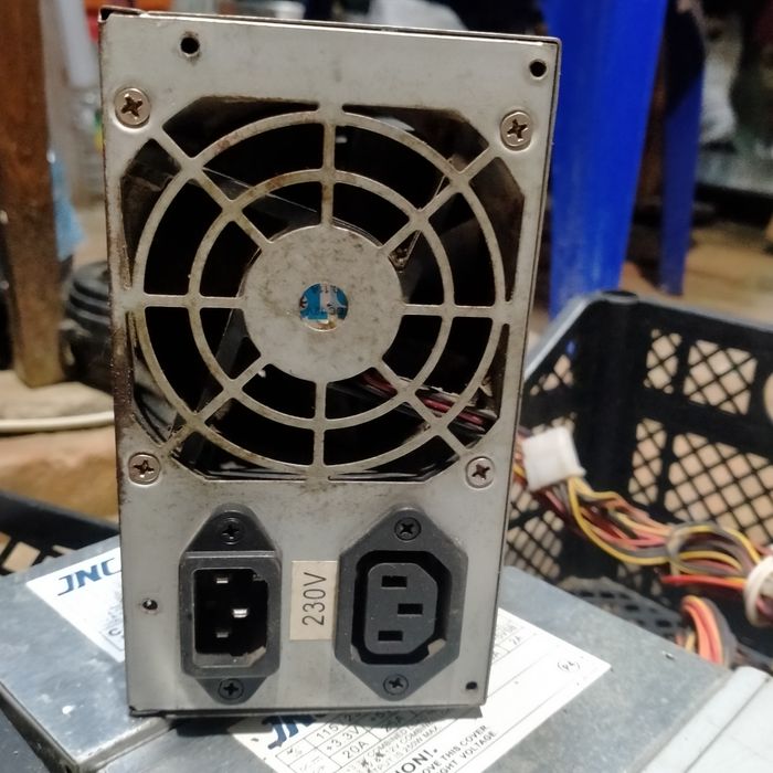 Комп'ютерний блок живлення.