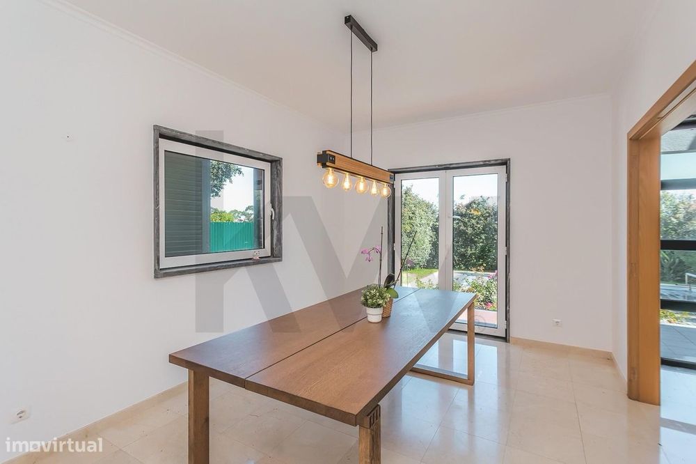Moradia T4+2 com Jardim e Piscina para Arrendamento, junto ao Oeiras G