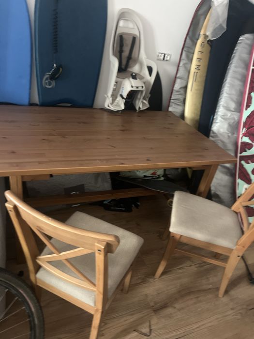 Mesa extensora e 4 cadeiras de madeira NOVOS nunca usados do ikea