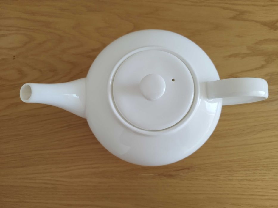 Biały, porcelanowy dzbanek do kawy / herbaty