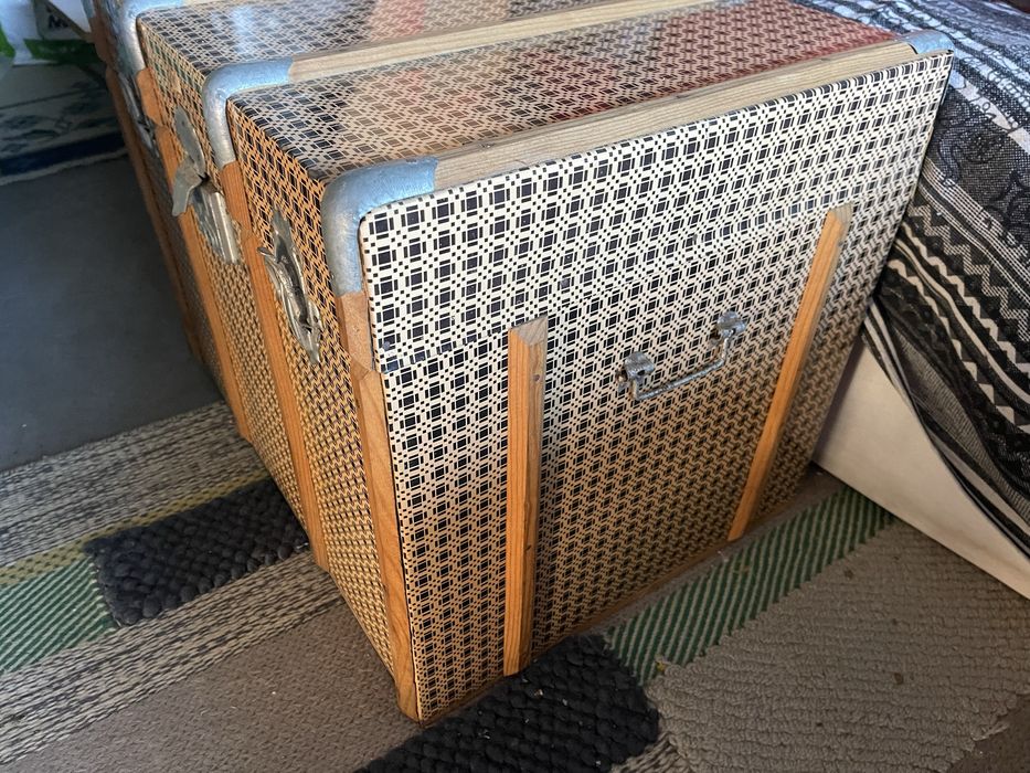 Mala pequena antiga de lata