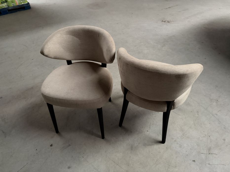 Cadeiras Estofadas Bege/Taupe com Pernas Pretas – Design Moderno