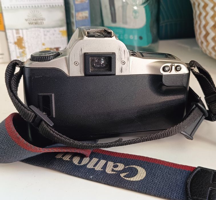 Canon EOS 300 z obiektywem i paskiem