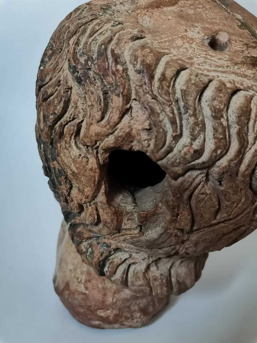 Busto de Santo em terracota policromada