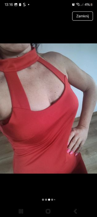 Czerwona sukienka podkreślająCa Biust M