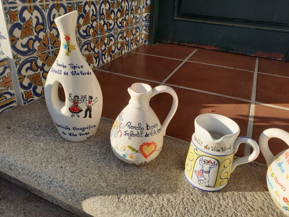 Peças de louça pintadas à mão