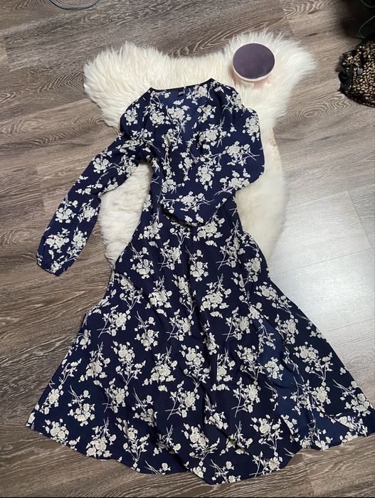 Granatowa długa sukienka maxi w kremowe kwiaty z długim rękawem