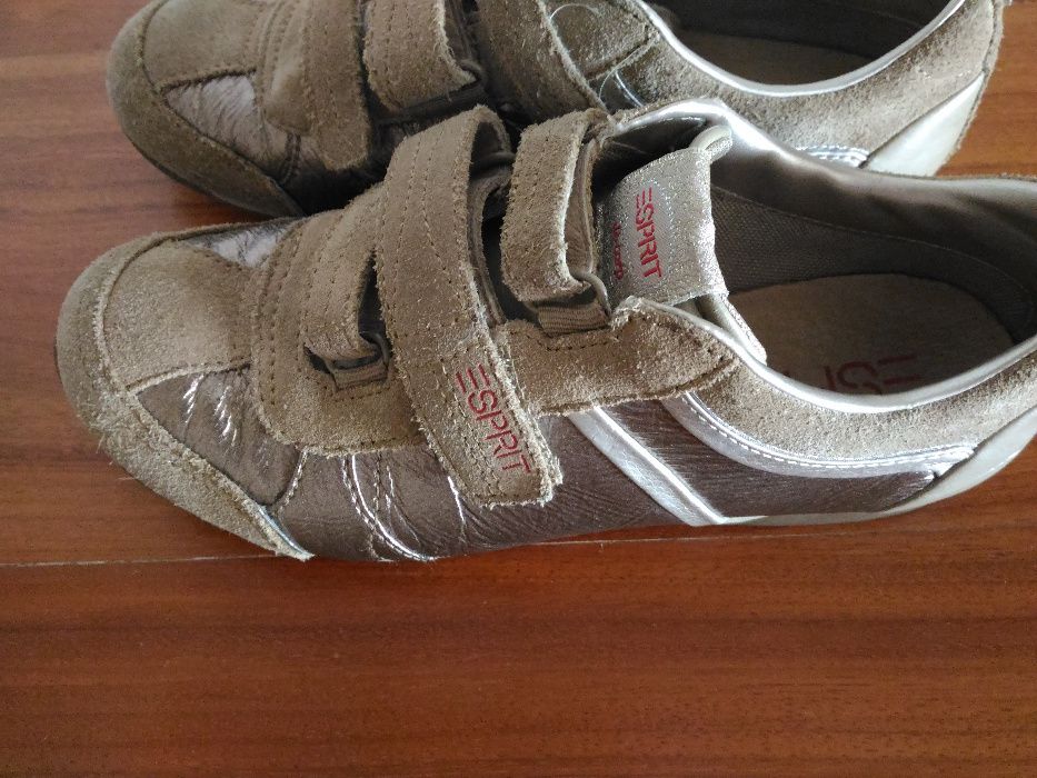 Sapatilhas em pele genuína de tamanho 36.