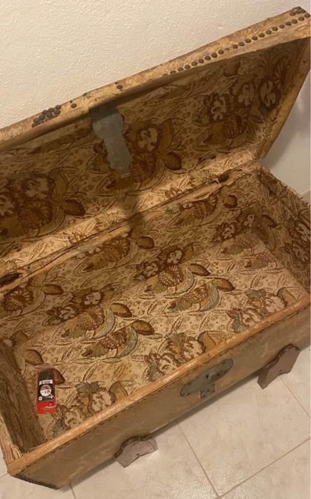 Baú arca em pele com pés removiveis