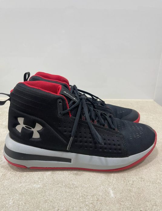 Ténis basketball Under Armour 42