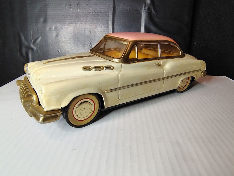 винтажная жестяная игрушечная машинка