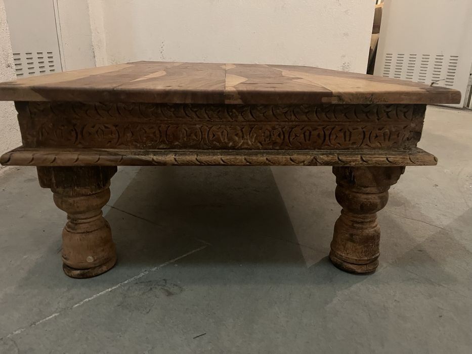 Mesa de madeira com entalhes
