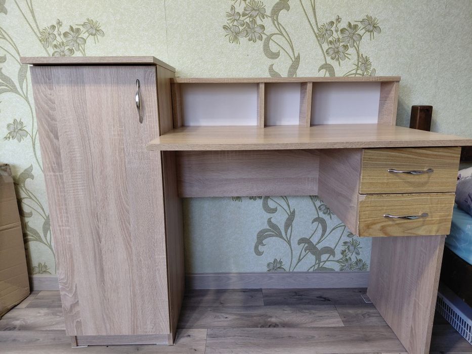 Парта шкільна, зручна.