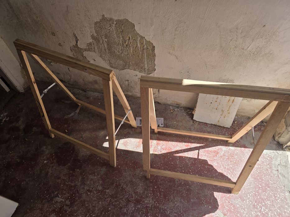 Dois cavaletes e uma cadeira