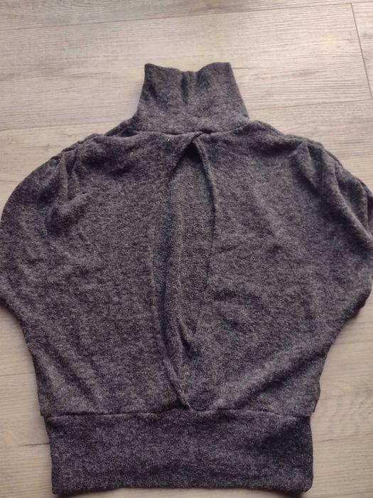 Sweter golf z wycięciem na plecach